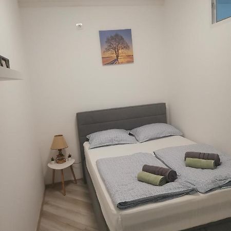 Ferienwohnung Studio Apartman Kristina Pula Exterior foto
